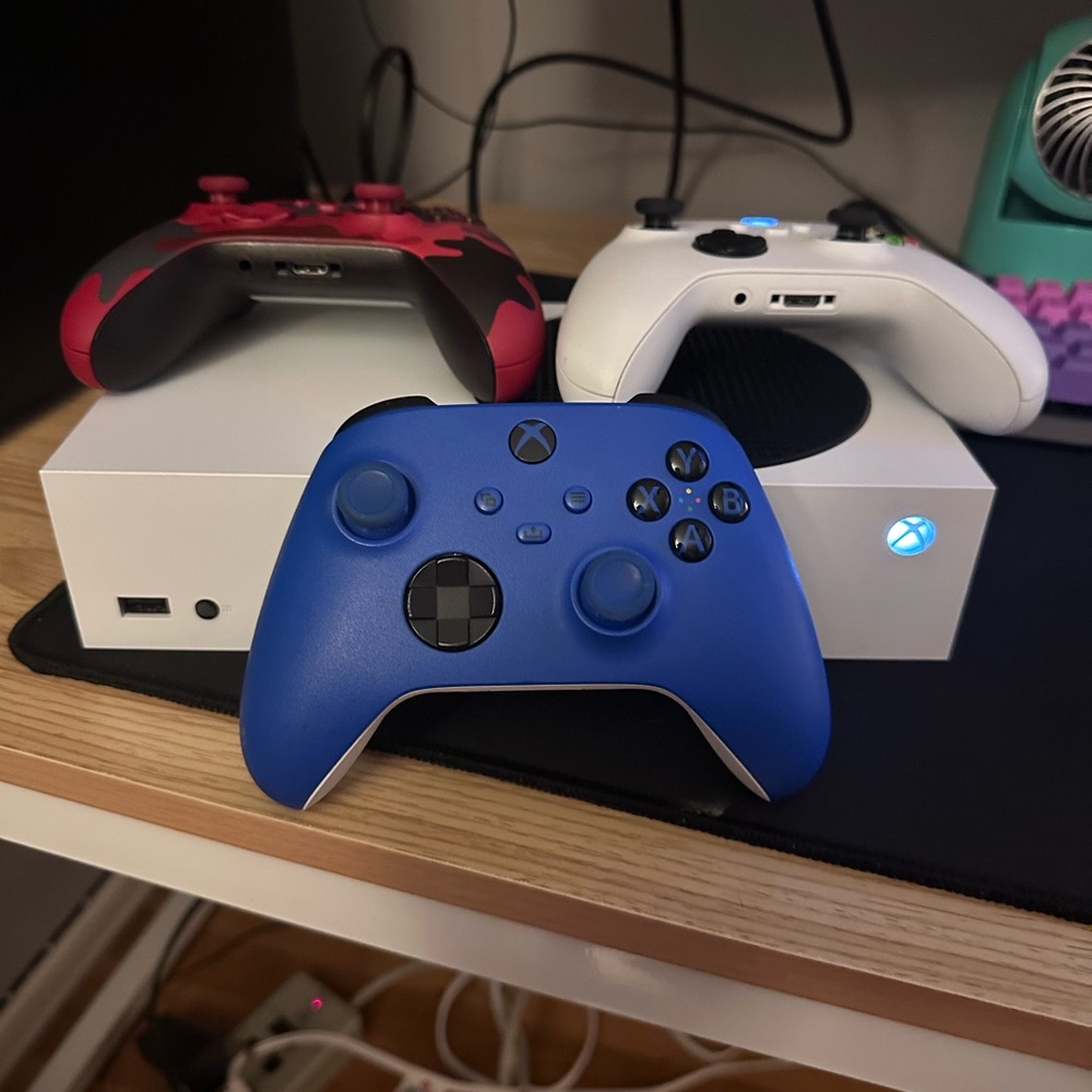 Xbox series s with game and controller